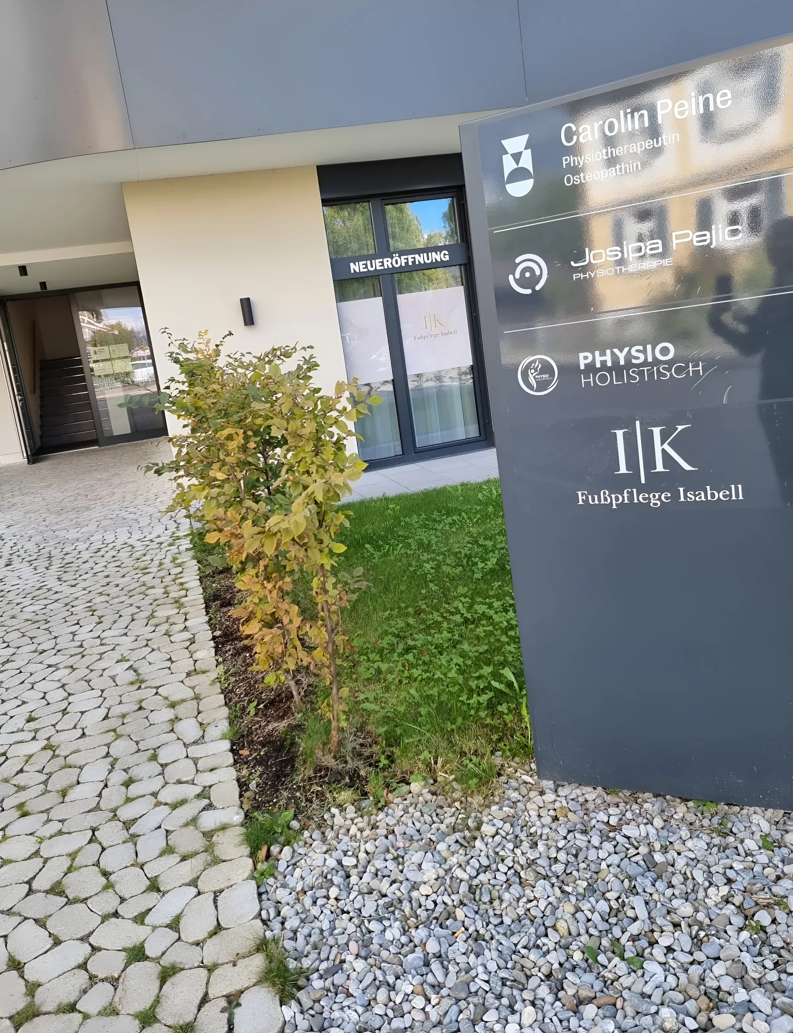 Eingang und Außentafel mit der Wortmarke von I|K Fußpflege Isabell